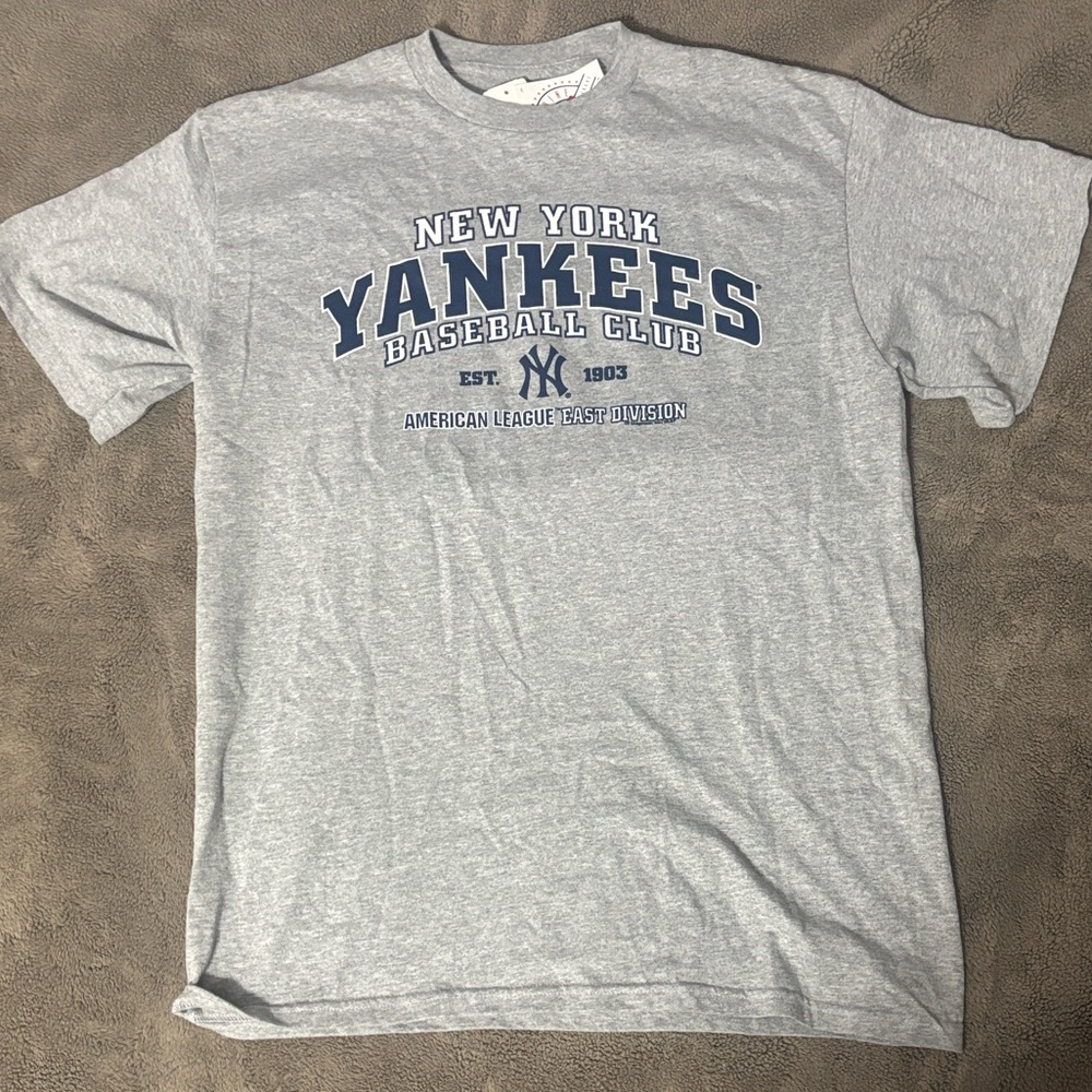 Gray New York Yankees Tshirt